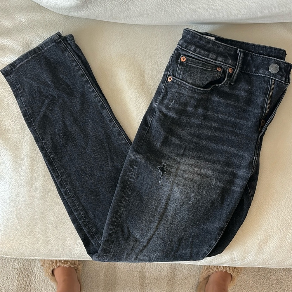 Men’s black jeans with light acid wash details
